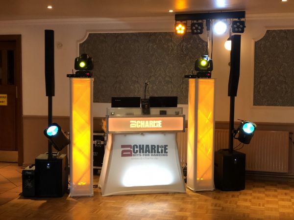 Dj mit Umfangreicher Technik